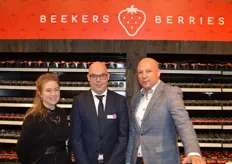 Shirley van der Linden en Johan de Witte met relatie Ernst Slabbekoorn die zich graag laat voorlichten over de mogelijkheden bij BeekersBerries.